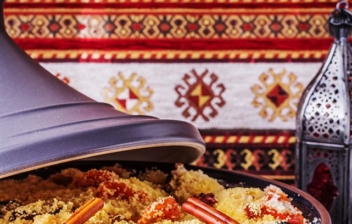 tagine marroquí con cucus y un farolillo