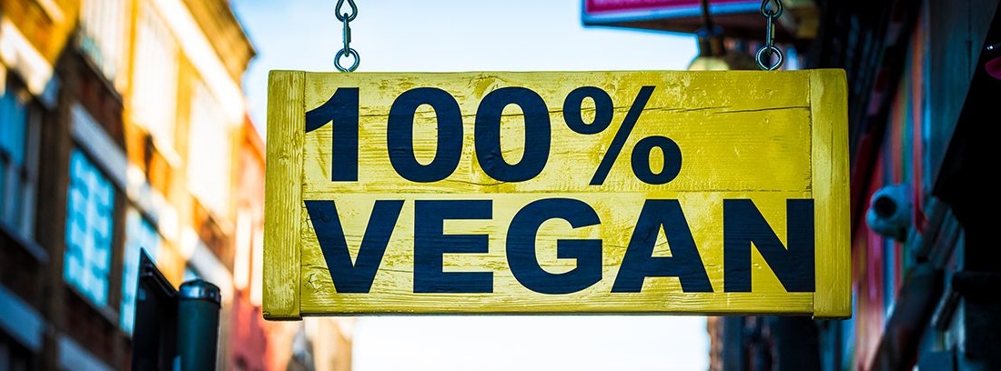 cartel de madera colgado de comida vegana