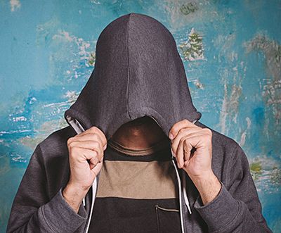 hombre con la capucha de la sudadera tapando la cabeza y el rostro