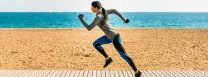 mujer corriendo en la playa