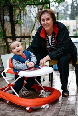 andadores de bebés con un niño y su abuela