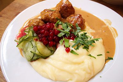 albóndigas, puré de patata y arándanos rojos