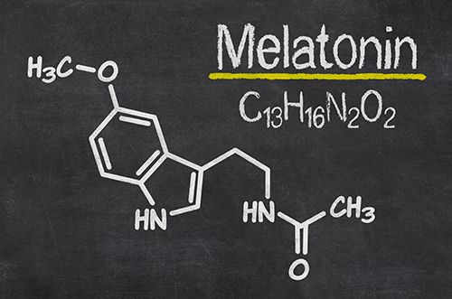 dibujo sobre pizarra de la molécula de melatonina