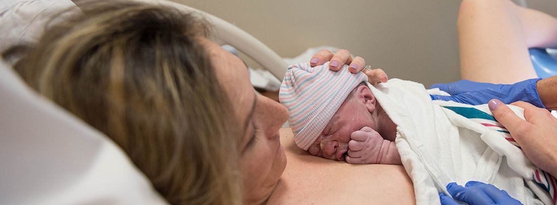 recién nacido con su madre piel con piel