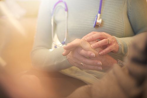 mujer consolando a un paciente