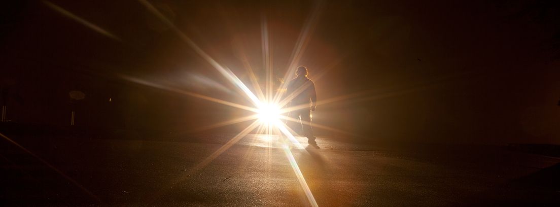 silueta de hombre detrás de una luz brillante