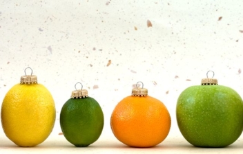 variedad de frutas imitando a las bolas de navidad