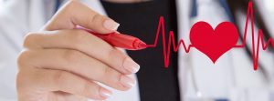 mano de mujer escribiendo pintando un corazón rojo
