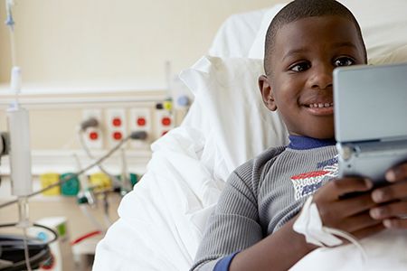 niño en hospital con un viedojuego