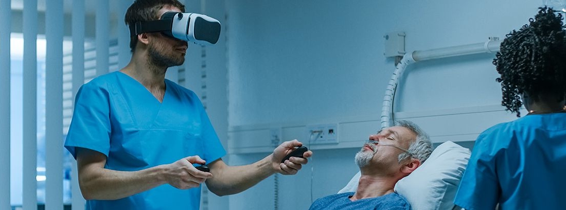 enfermo y médico en hospital con gafas de realidad virtual para rehabilitación