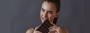 chica deportista comiendo chocolate