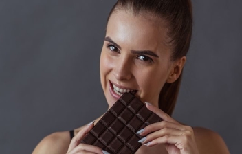 chica deportista comiendo chocolate