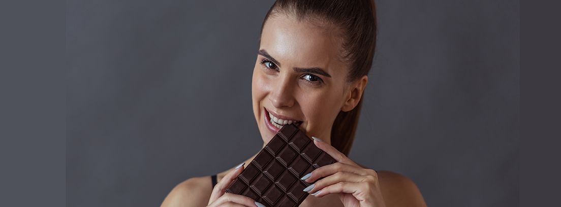 chocolate-y-deporte-2 chica deportista comiendo chocolate