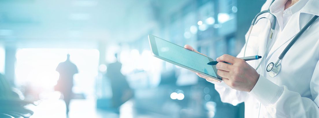 doctor en medicina con una tablet digital y fondo de un hospital