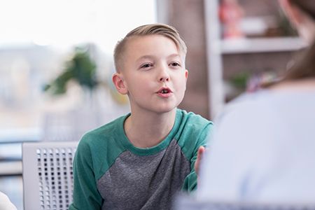 niño intentando hablar con un especialista