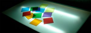 mesa de luz con cartulinas de colores