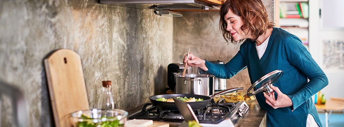 mujer cocinando