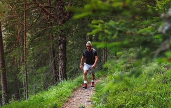 hombre paseando por el bosque