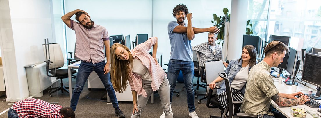 jóvenes realizando diferentes estiramientos