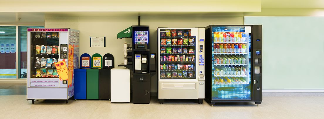diferentes máquinas expendedoras de alimentos y bebidas