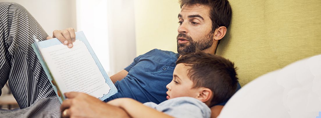 un padre leyendo un cuento a su hijo