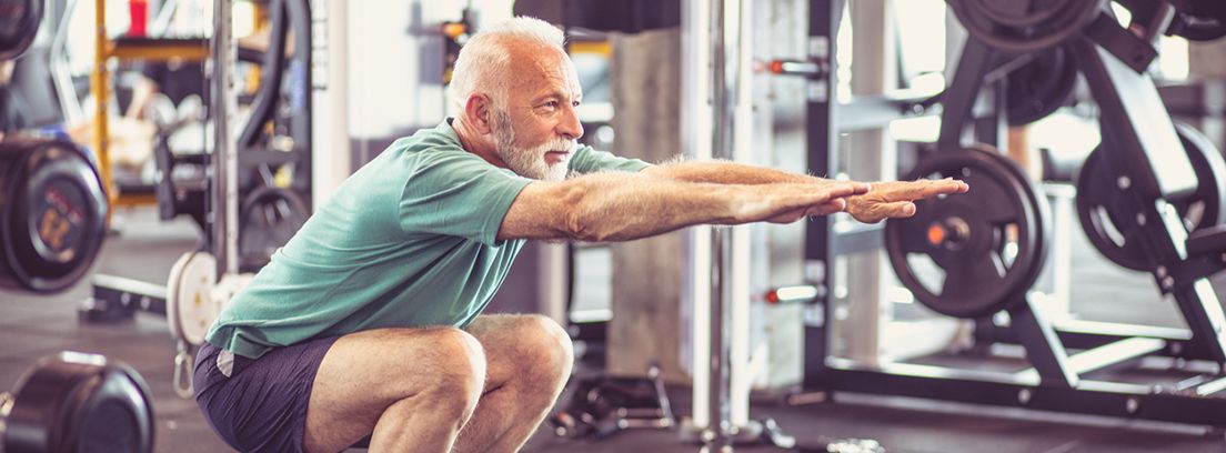 hombre mayor realizando ejercicio en un gimnasio