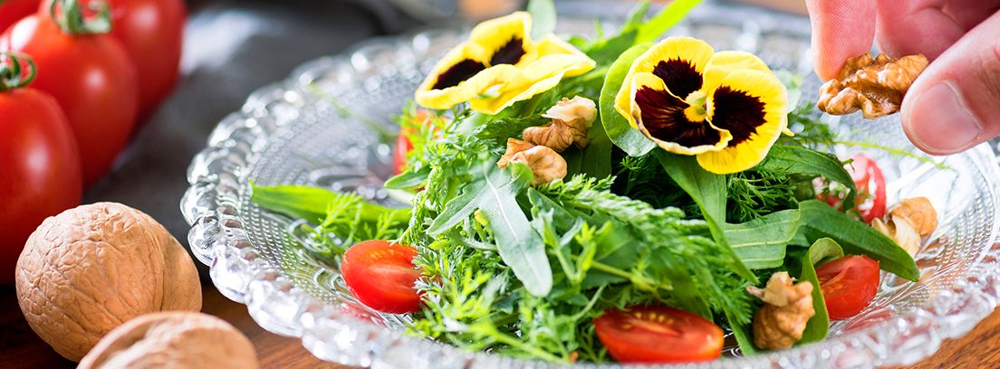 plato de ensalada con flores comestibles