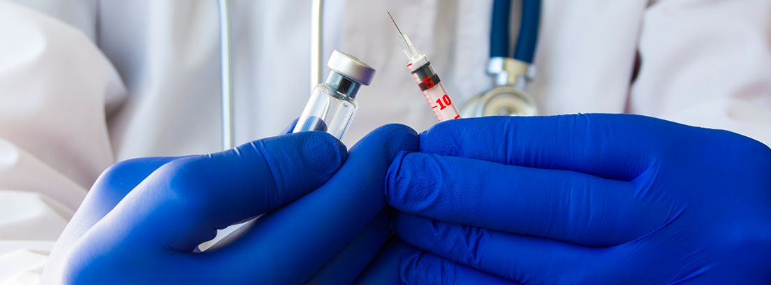 guantes en color azul sujetando una vacuna