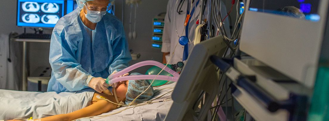 personal sanitario controlando paciente en estado de coma