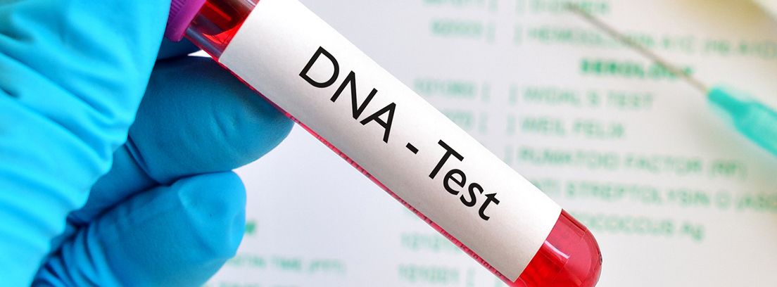 tubo de ensayo con sangre para test genético