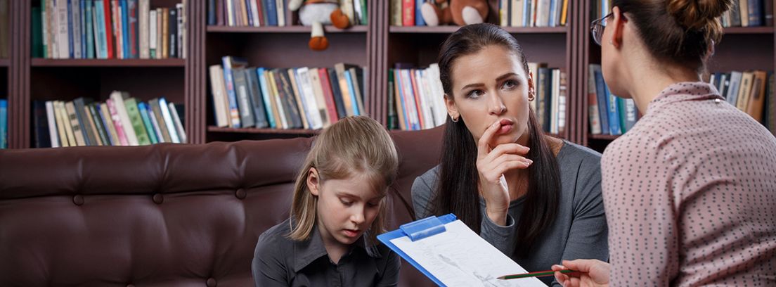 madre e hija en la consulta de un psicólogo