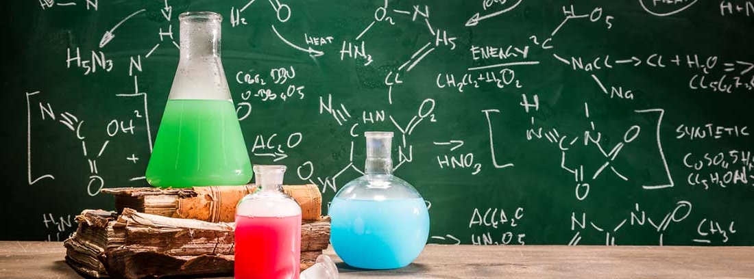 pizarra con fórmulas químicas y frascos de ensayo son sustancias químicas