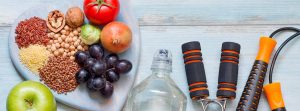 bandeja en forma de corazón con frutas y verduras, botellas de cristal y diferentes elementos para el deporte
