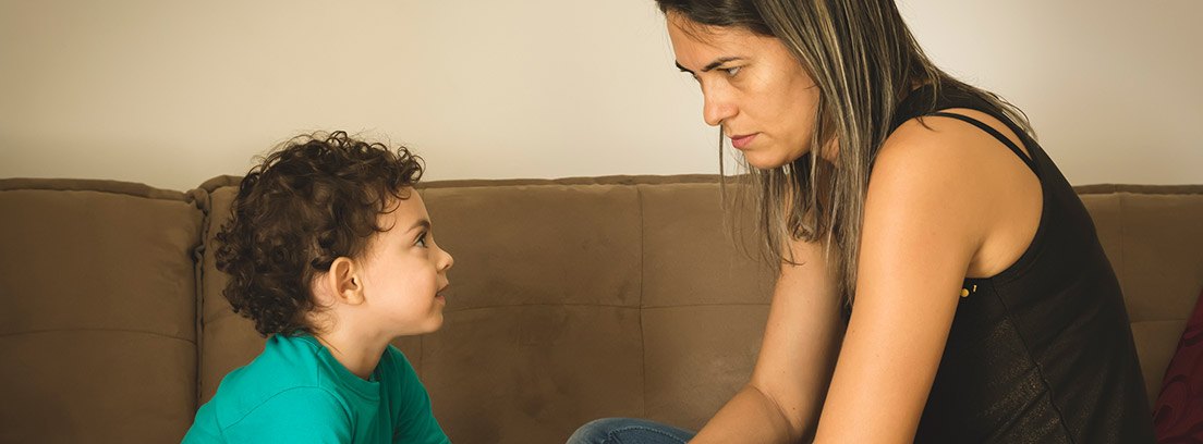 madre hablando con su hijo