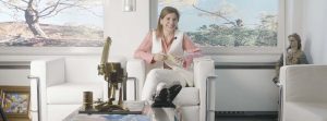 La doctora Rojas sentada durante la entrevista de MAPFRE.