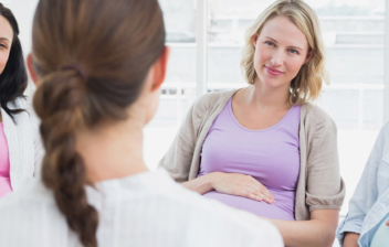 doula conversando con tres mujeres embarazadas