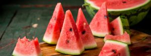 trozos de sandia cortados en triángulos