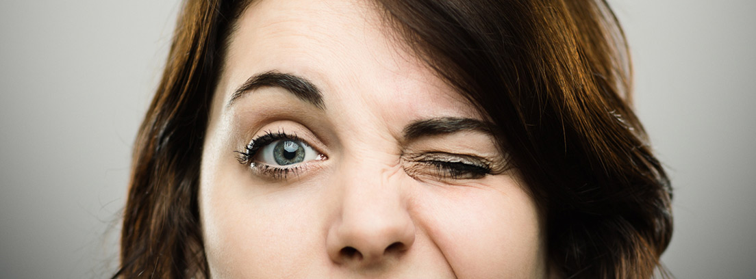 mujer guiñando un ojo