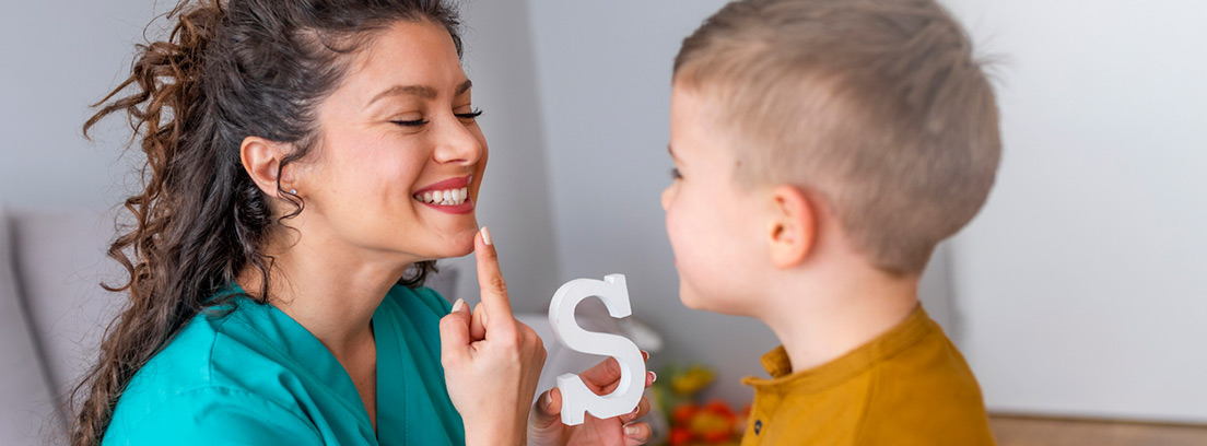 terapeuta del habla en sesión con un niños pequeño