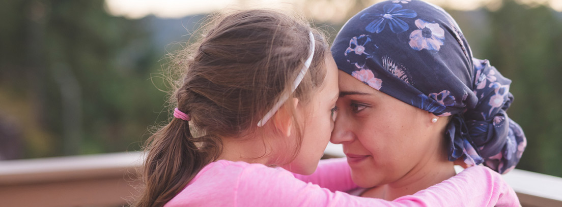 madre con cáncer abrazando a su hija