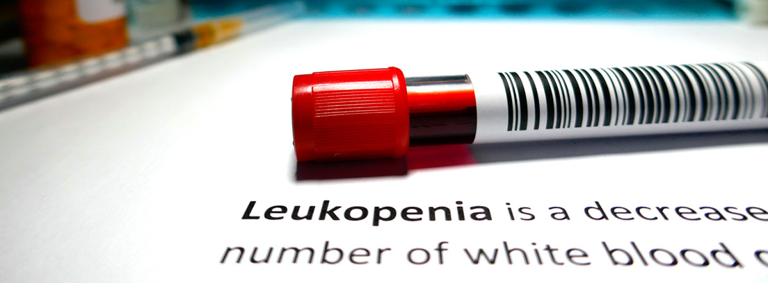 tubo de analítica de sangre y la palabra leucopenia escrita
