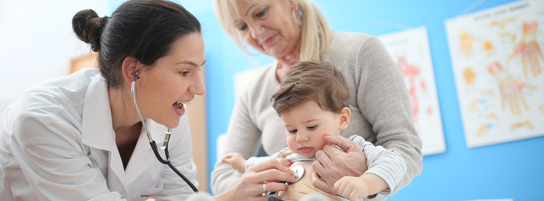 niños en consulta del pediatra con su madre