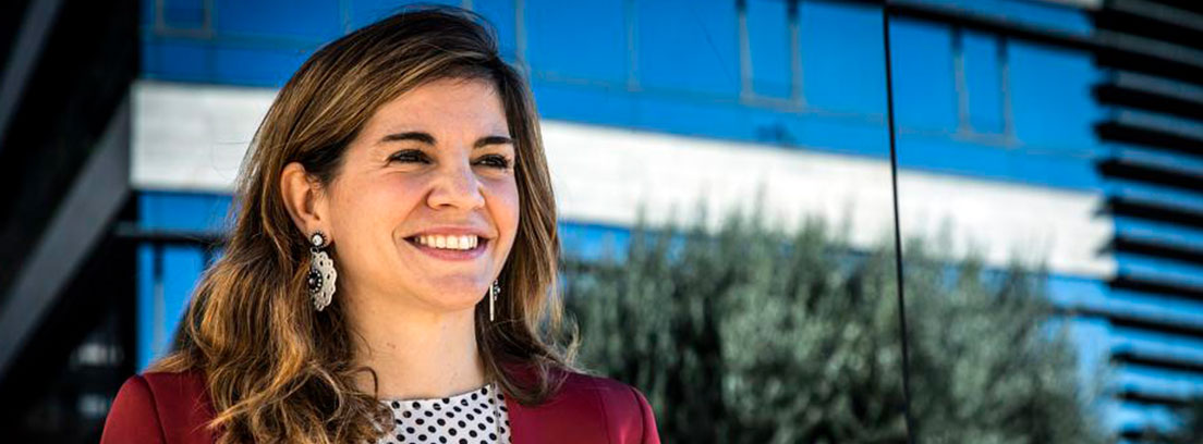 La psiquiatra Marian Rojas-Estapé, con chaqueta roja y blusa de lunares, muy sonriente