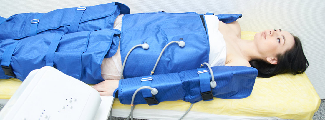 mujer tumbada en camilla en sesión de presoterapia