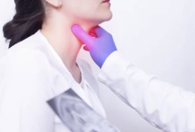 Persona con dolor de garganta