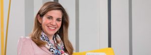la psiquiatra Marian Rojas-Estapé sonriente mirando a cámara