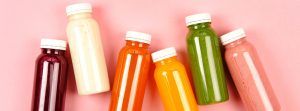 botellas con diferentes bebidas hidratantes