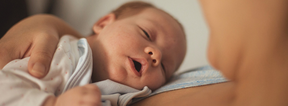 bebé durmiendo con la boca abierta