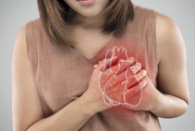 Mujer sufriendo dolor de pecho.