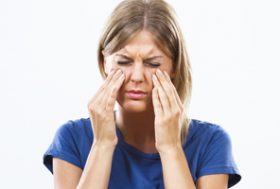 Mujer con dolor de rostro.